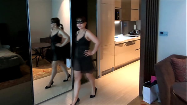 Masked Vivi Gives an Amazing Blowjob and Swallows